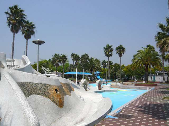 『西猪名公園』。約6.0haの敷地内には球技場、テニスコート、芝生広場、プールなどがあります