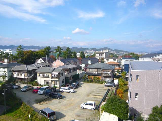 『緑ケ丘7丁目』遠景。国道171号線から少し坂を上ったところにある住宅地です。