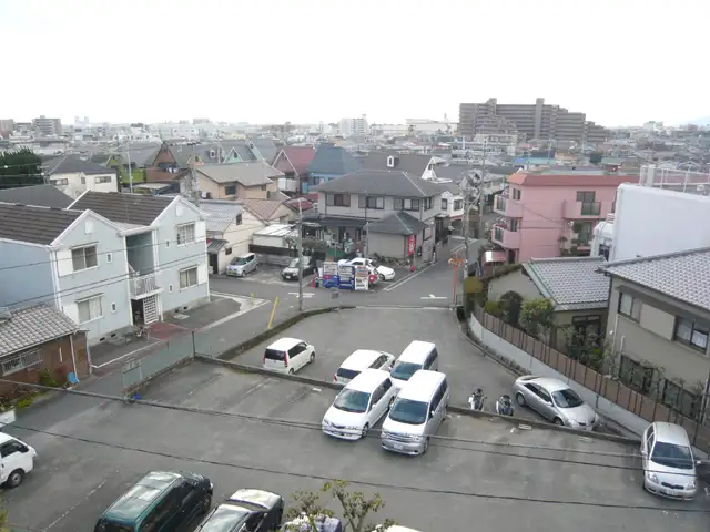 高台付近遠景。道幅は狭く、入り組んでいるところも多くありますが、一戸建てが中心に建ち並ぶ静かな住環境です。