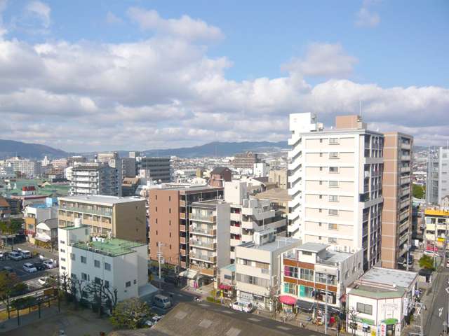 『西台1丁目』遠景。駅前の商業地で、マンションの他、多くの飲食店や銀行などもあります。