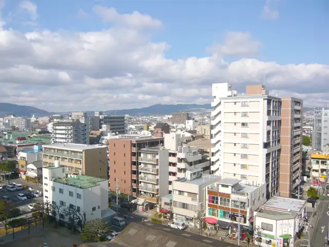 『西台1丁目』遠景。駅前の商業地で、マンションの他、多くの飲食店や銀行などもあります。
