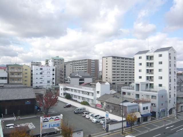 『中央3丁目』遠景。阪急伊丹線の西側に広がる住宅地で、マンションが建ち並んでいます。