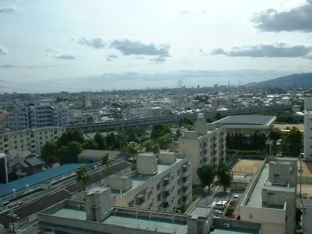 『南町』遠景。マンションと一戸建てが混在する住宅地で、産業道路沿いには工場や倉庫なども建ち並んでいます。
