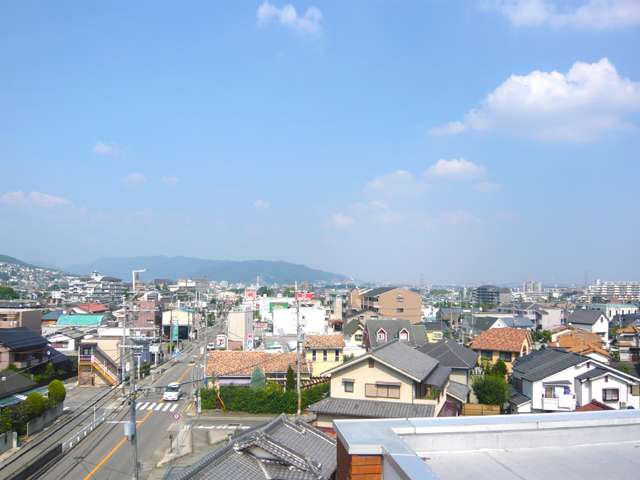 『荒牧7丁目』付近遠景。道幅が広くすっきりとした雰囲気の街並みです。