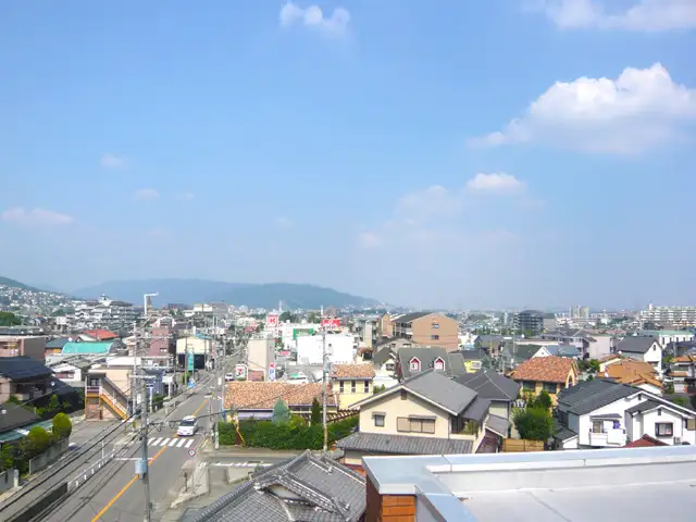 『荒牧7丁目』付近遠景。道幅が広くすっきりとした雰囲気の街並みです。