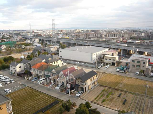 『荒牧6丁目』遠景。田畑が多く残っています。奥に見えるのが国道176号線です。