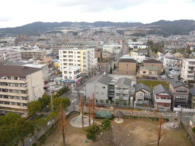 『荒牧6丁目』遠景。マンションやアパート、一戸建てが混在しています