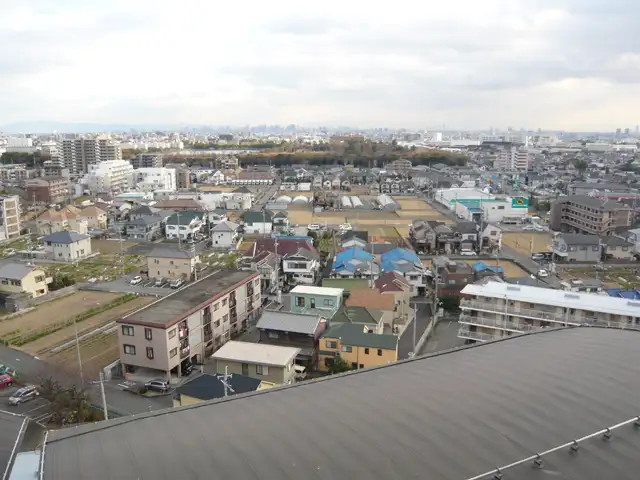 『鴻池2丁目』遠景。田畑と住宅地が混在する、のどかな雰囲気です