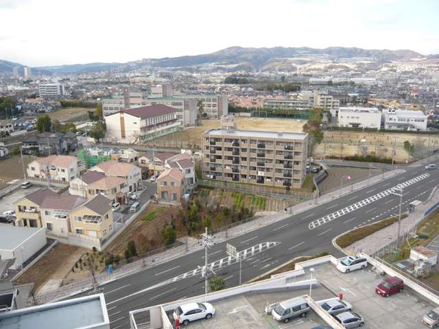 『中野北』遠景。マンションと一戸建てが混在する住宅地。区画が整っており、地勢は平坦です。