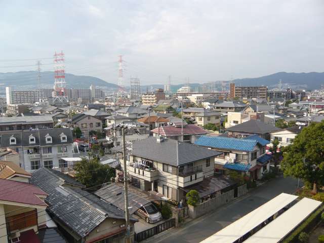 『西野1丁目』遠景。一戸建てが建ち並ぶ住宅地で、道幅は狭いところもありますが、地勢は平坦です。