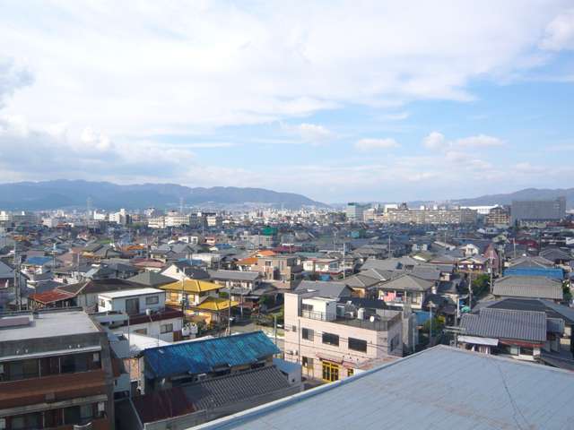 『昆陽泉町』遠景。一戸建てが中心に建ち並ぶ、区画の整った住宅地です。