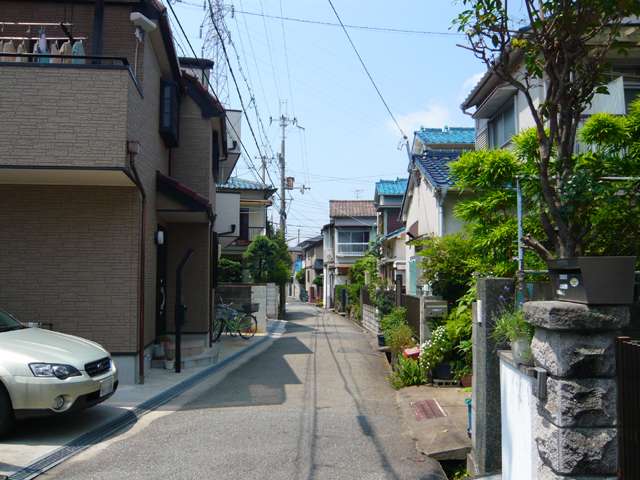 『安堂寺町3丁目』近景。道幅は狭く、入り組んでいるところもありますが、一戸建てが並ぶ、静かな住宅地です。