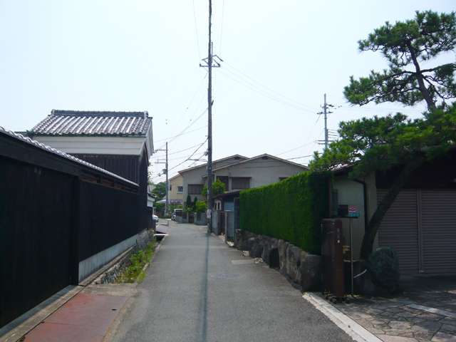 『南野2丁目』近景。敷地面積が広く、生垣の手入れされた一戸建てが建ち並ぶ住宅地です。