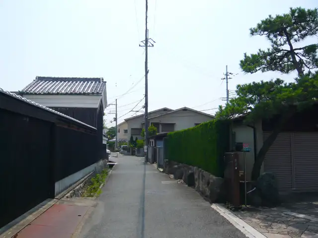 『南野2丁目』近景。敷地面積が広く、生垣の手入れされた一戸建てが建ち並ぶ住宅地です。