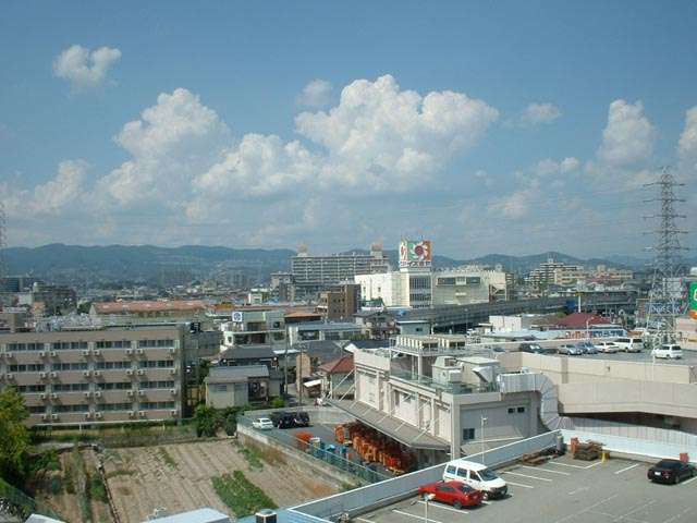 『寺本』・『池尻』遠景。国道171号線、尼宝線沿いには多くの商業施設が並んでいます。