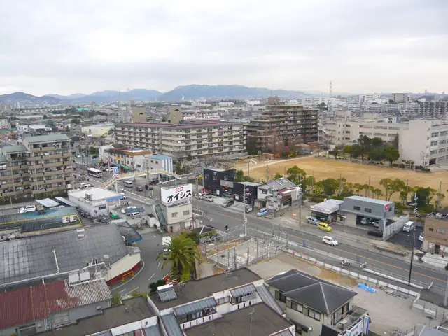 『池尻1丁目』・『寺本3丁目』近景。マンションと一戸建てが混在する住宅地で、「オイシス」の工場があります。