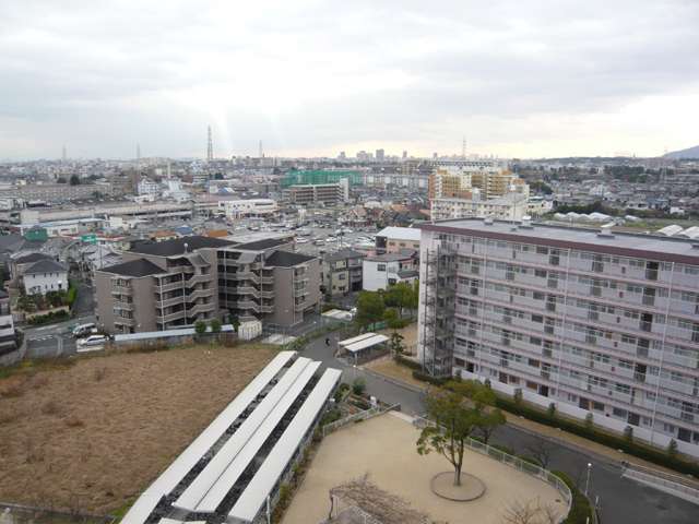 『池尻1丁目』遠景。マンションと一戸建てが混在する住宅地。国道171号線に近く、車でのアクセスが良好です。