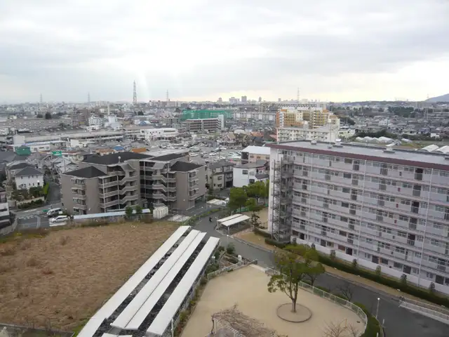 『池尻1丁目』遠景。マンションと一戸建てが混在する住宅地。国道171号線に近く、車でのアクセスが良好です。