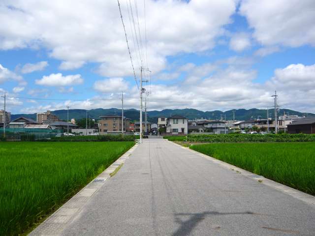 『段上町6丁目』近景。田畑がのこる緑豊かでのどかな雰囲気の街並み。