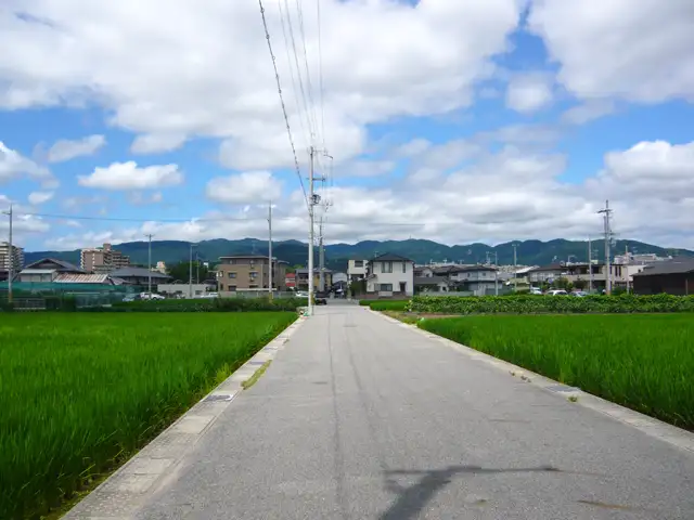 『段上町6丁目』近景。田畑がのこる緑豊かでのどかな雰囲気の街並み。