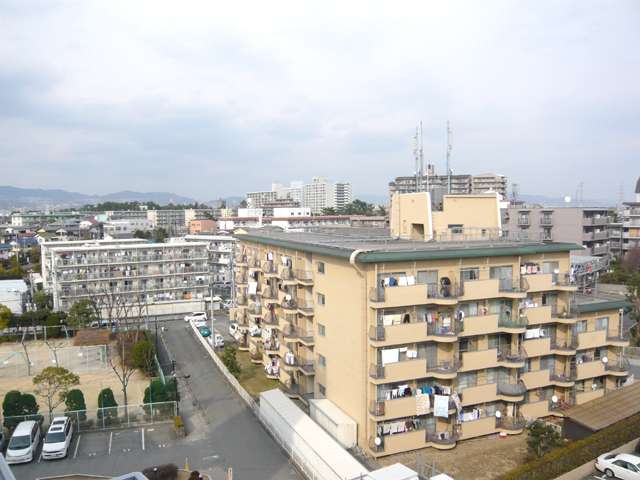 『一里山町』遠景。武庫川の西側に広がる住宅地で、マンションが建ち並んでいます
