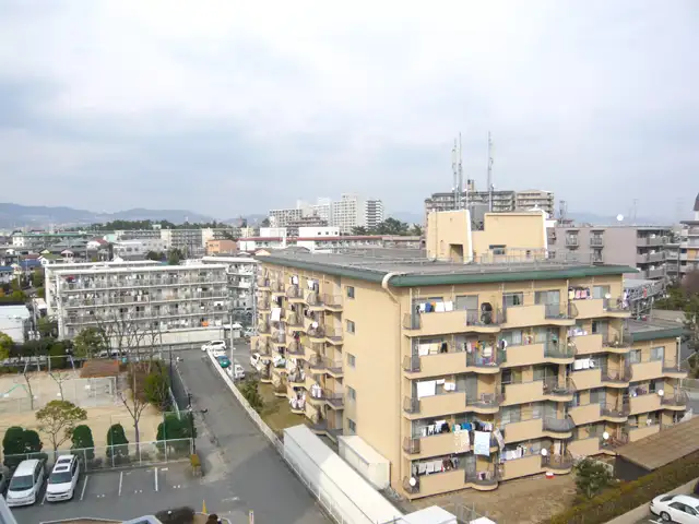 『一里山町』遠景。武庫川の西側に広がる住宅地で、マンションが建ち並んでいます