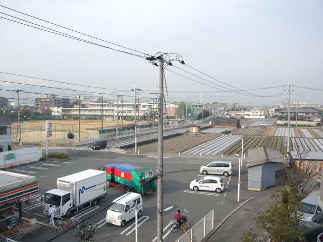 『荒木町』周辺。田畑が広がり、のどかな雰囲気もあります。