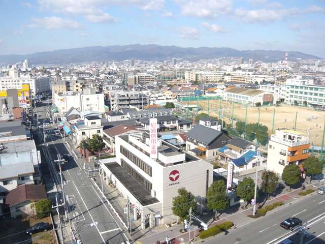 『学文殿町』遠景。『甲子園けやき散歩道』が東西に走っています。