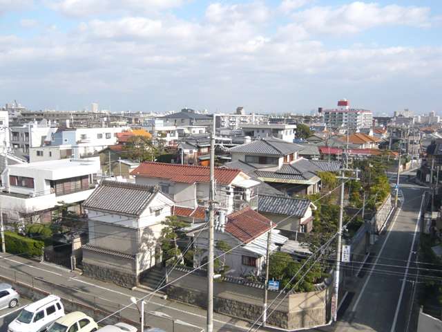 甲子園番町街。敷地の広い一戸建てが多く立ち並んでおり、区画の整った閑静な住宅街です。