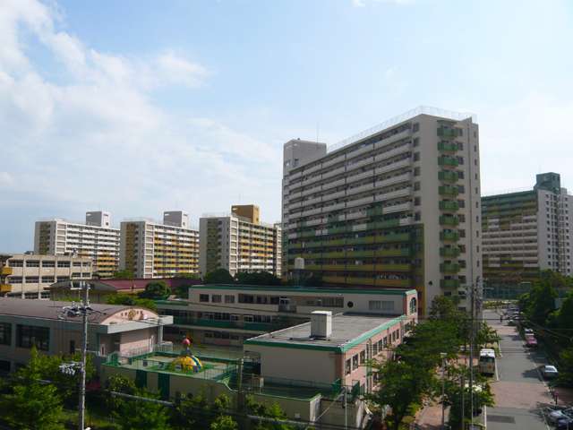 『武庫川団地』を望む。同時期に建てられた、規模の大きなマンションが建ち並びます。