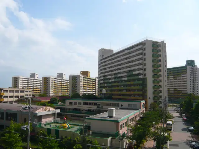 『武庫川団地』を望む。同時期に建てられた、規模の大きなマンションが建ち並びます。