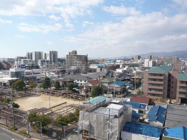 『鳴尾町』遠景。敷地面積20坪前後の一戸建てとマンションが混在しています。地勢は平坦です。