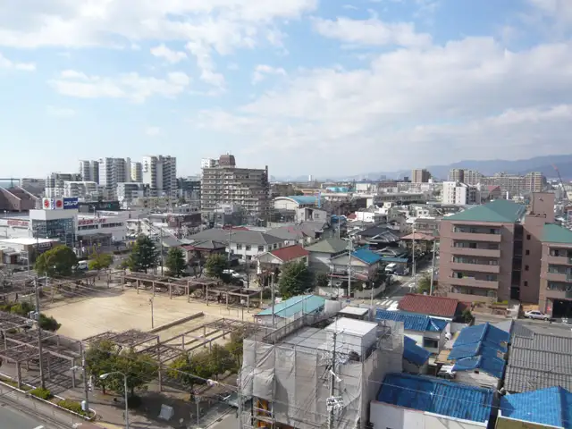『鳴尾町』遠景。敷地面積20坪前後の一戸建てとマンションが混在しています。地勢は平坦です。