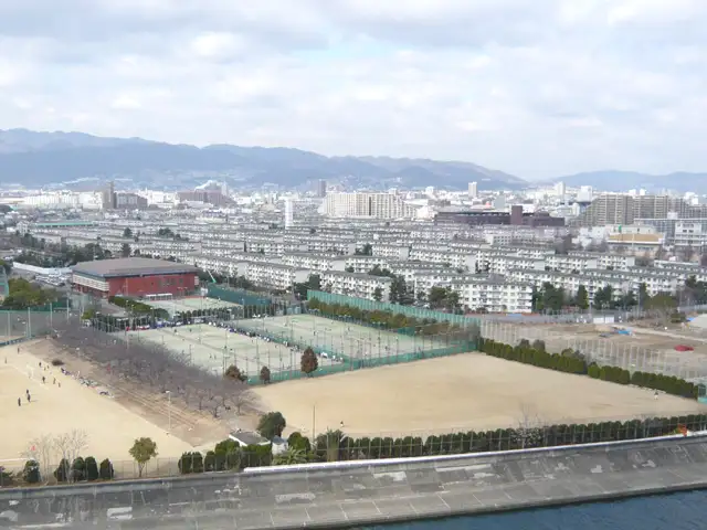 『枝川町』遠景。鳴尾川と鳴尾浜に囲まれた住環境で、浜甲子園団地が建ち並び、『鳴尾浜公園』が広がっています。