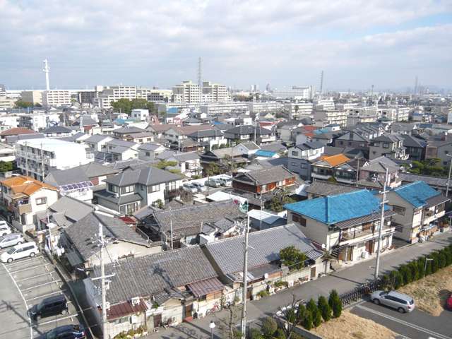 『上田中町』遠景。マンションと一戸建てが混在しています。阪神「武庫川団地前」駅に近く、アクセス良好です。