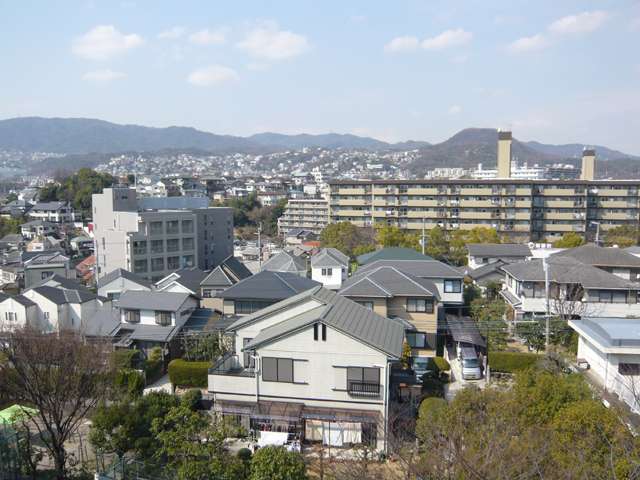 『高座町』近景。一戸建てが建ち並ぶ住宅地で、南斜面地になっています。