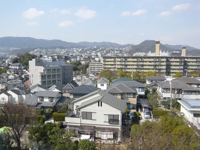 『高座町』近景。一戸建てが建ち並ぶ住宅地で、南斜面地になっています。