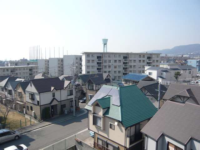 『上ヶ原』エリア遠景。一戸建てとマンションが混在する住宅地です。