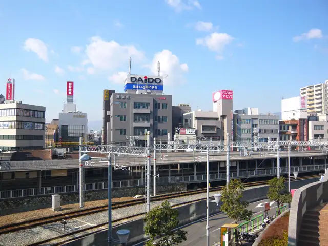 『甲風園1丁目』遠景。駅周辺は商業ビルが多く建ち並んでいます。