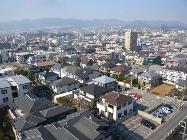 『大畑町』遠景。区画の整った平坦な住宅地で、一戸建てが中心に建ち並んでいます。
