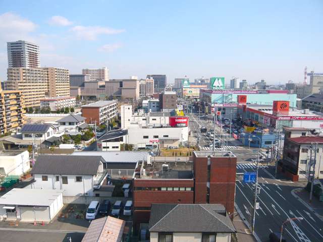 『両度町』付近遠景。山手幹線沿いには多くの商業施設が並んでいます。