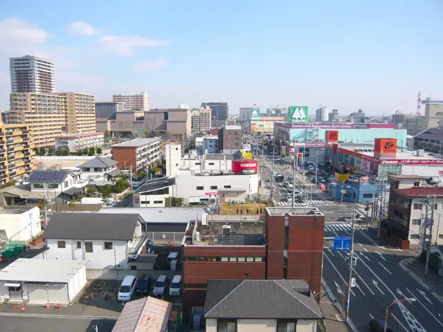 『両度町』付近遠景。山手幹線沿いには多くの商業施設が並んでいます。