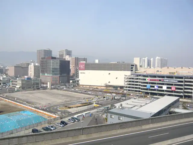『高松町』近景。シネマコンプレックスや約250以上の専門店などの入った『阪急西宮ガーデンズ』があります。