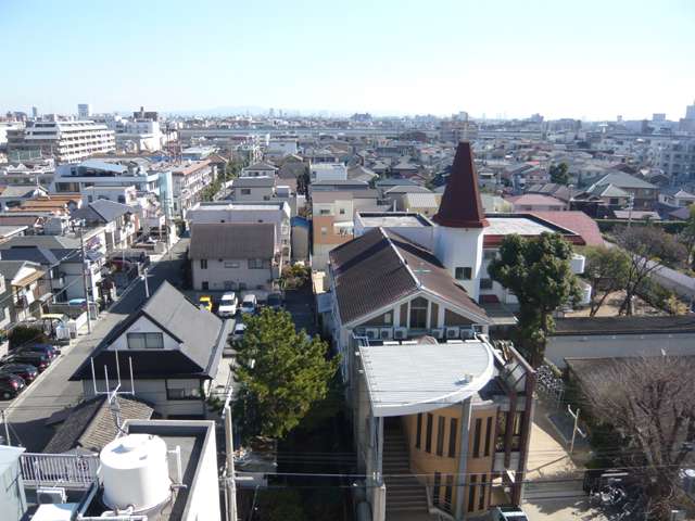 『津門呉羽町遠景』。マンションと一戸建てが混在する住宅地で、教会や神社も点在しています。