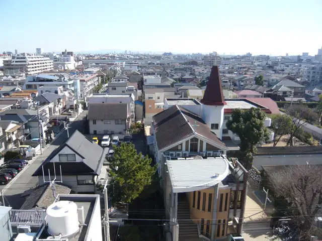 『津門呉羽町遠景』。マンションと一戸建てが混在する住宅地で、教会や神社も点在しています。