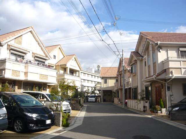 『甲子園九番町』近景。同一時期に建てられた一戸建てが建ち並び、きれいな街並みの住宅地です。