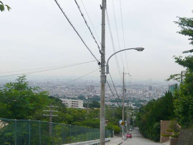 『苦楽園二番町』付近。急坂が続きますが、街の各所から素晴らしい眺望がとれます。