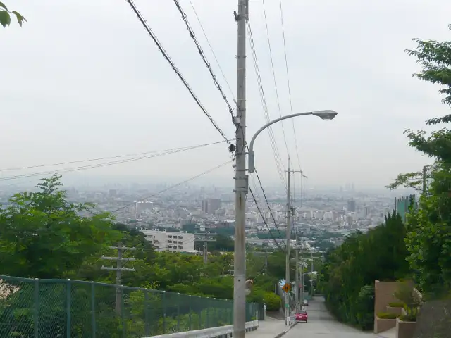 『苦楽園二番町』付近。急坂が続きますが、街の各所から素晴らしい眺望がとれます。