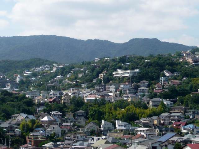 『甲陽園周辺』の住宅地。斜面地に広がる緑豊かで閑静な街並みです。