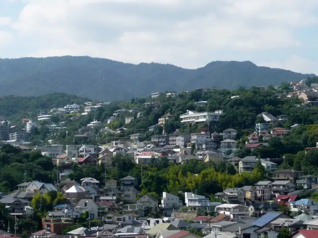 『甲陽園周辺』の住宅地。斜面地に広がる緑豊かで閑静な街並みです。